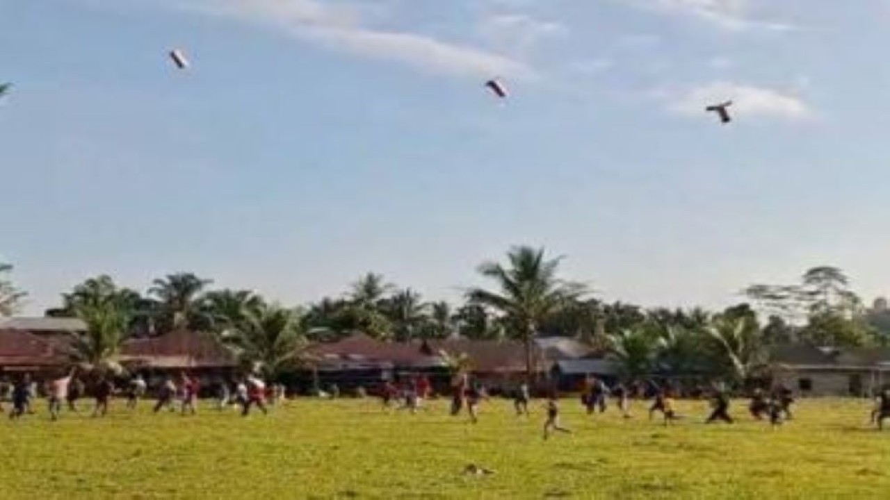 Warga menyambut Helibox, bantuan udara hadirkan suka cita di Simpang Jernih.