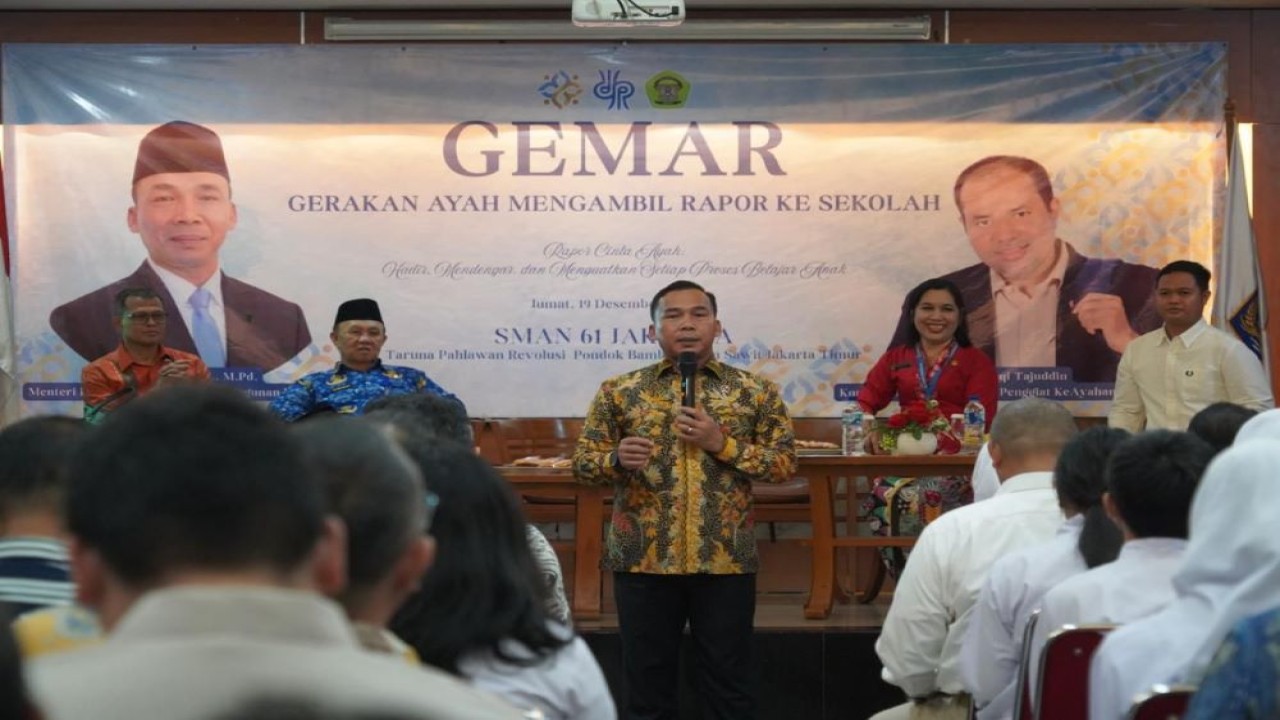 Menteri Wihaji mengambilkan rapor anak Abinaya di SDN 11 Pondok Bambu, Jakarta Jumat 19 Desember 2025 yang ayahnya adalah seorang driver ojek online. (Antara)