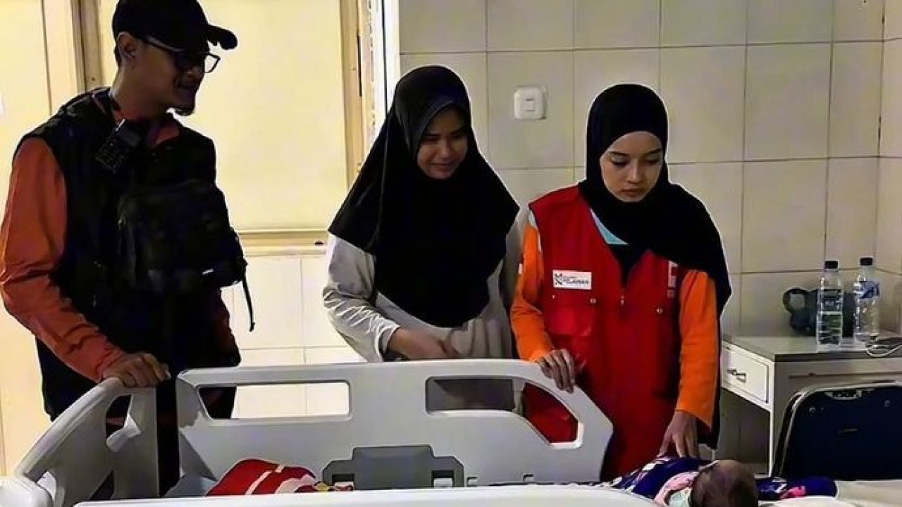 Tim Pakar Badan Komunikasi Pemerintah RI Dr. Muhammad Hidayat, bersama relawan dan tim medis melakukan evakuasi seorang ibu dan bayi di lokasi tedampak bencana, Aceh Tamiang, pada Rabu, 31 Desember 2025. (Sekertariat Presiden)