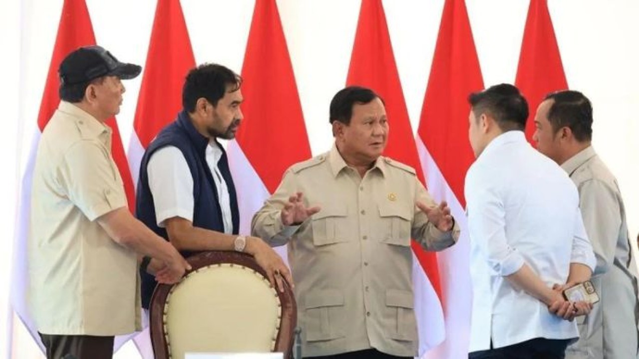 Presiden Prabowo Subianto (tengah) memberikan instruksi kepada Menteri Pertahanan Sjafrie Sjamsoeddin (kiri), Gubernur Aceh Muzakir Manaf (dua kiri), Menteri Sekretaris Negara Prasetyo Hadi (dua kanan), dan Sekretaris Kabinet Teddy Indra Wijaya (kana (Antara)