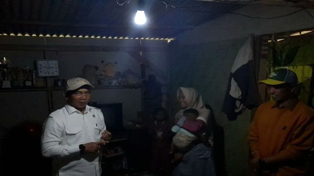 Mendukbangga/Kepala BKKBN Wihaji (kiri) saat mengunjungi rumah salah satu keluarga berisiko stunting untuk diberikan bantuan nutrisi selama enam bulan di Kabupaten Sukabumi, Jawa Barat, Senin, 12 Januari 2026. ANTARA/Lintang Budiyanti Prameswari (Antara)