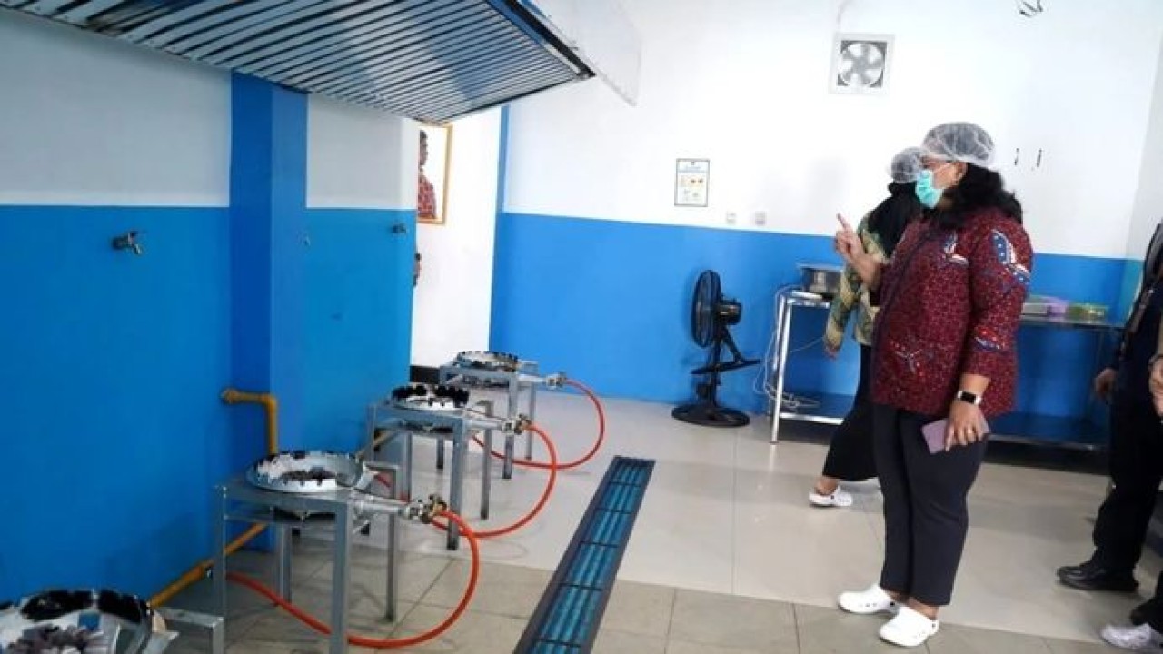 Salah satu Satuan Pelayanan Pemenuhan Gizi (SPPG) di Bongoime, Kecamatan Tilongkaliba, Kabupaten Bone Bolango, Provinsi Gorontalo yang memiliki inovasi IPAL hingga UV Air untuk keamanan pangan dan memberdayakan tenaga kerja lokal guna memberikan MBG sebagai fondasi Indonesia Emas 2045. ANTARA/HO-BGN. (Antara)