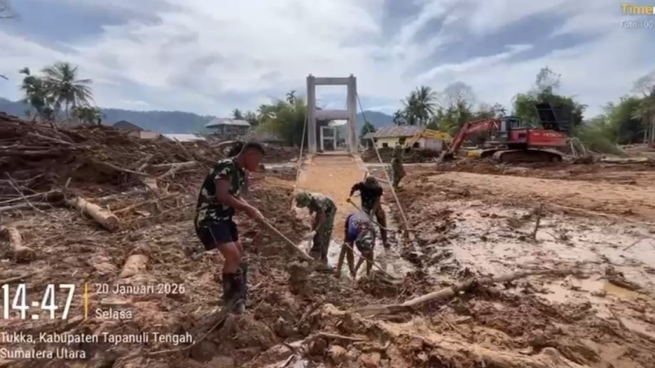 Warga bersama personel TNI bahu-membahu melakukan pembangunan jembatan gantung. (Foto: Dok/Istimewa)