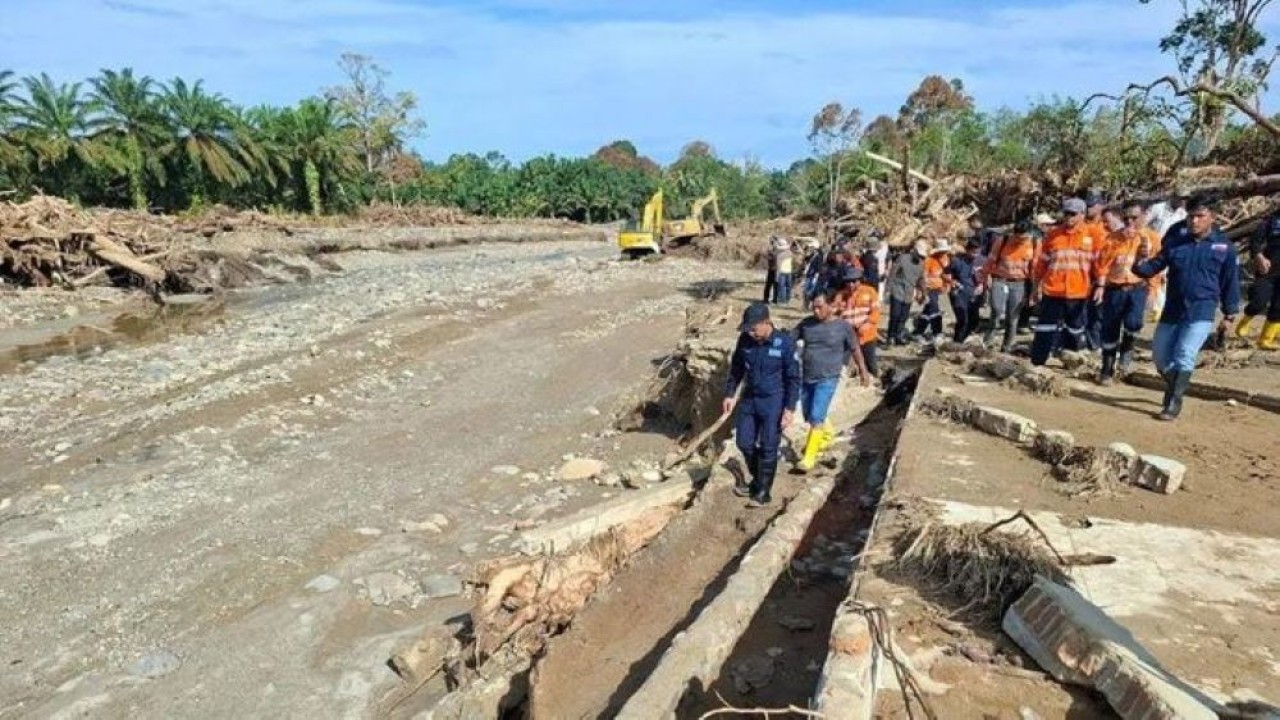 Menteri LH/Kepala BPLH Hanif Faisol Nurofiq (depan) meninjau kondisi banjir di wilayah DAS Batang Toru dan Garoga di Sumatra Utara, Sabtu, 6 Desember 2025. (Foto: ANTARA/HO-KLH/am)