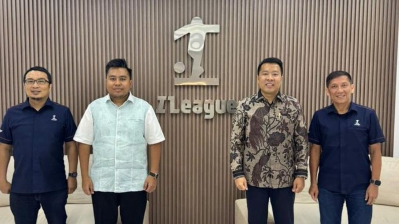 Direktur NTV Randy Tampubolon dan Tommy Tampubolon bersama Direktur Utama PT Liga Indonesia Baru (LIB) atau Indonesia League (I.League) Ferry Paulus (Dokumentasi NTV)