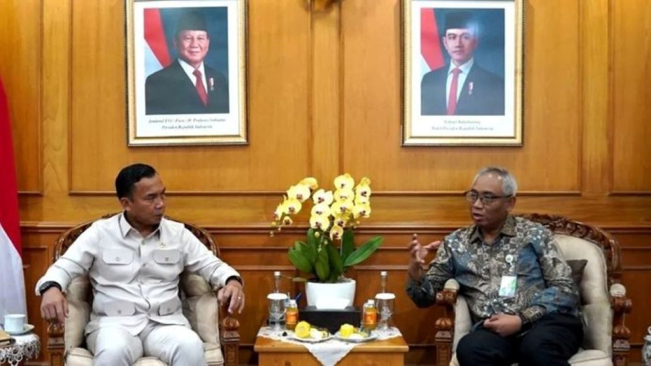 Mendukbangga/Kepala BKKBN Wihaji (kiri) bertemu dengan Direktur Kepesertaan BPJS Ketenagakerjaaan Eko Nugriyanto (kanan) dalam audiensi untuk memperjuangkan BPJS Ketenagakerjaan bagi tim pendamping keluarga (TPK) di Jakarta, Selasa, 6 Januari 2026. (Foto: ANTARA/HO-Kemendukbangga/BKKBN)