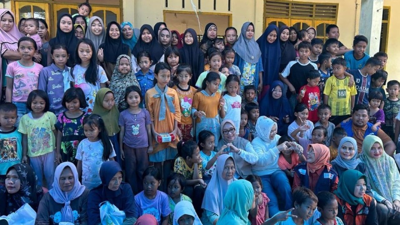 Menteri PPPA Arifah Fauzi turun langsung ke Dusun Sei Pakis, Kabupaten Langkat, Sumatra Utara, untuk memberikan dukungan psikososial serta bantuan bagi anak-anak yang terdampak banjir. (Foto: Istimewa)