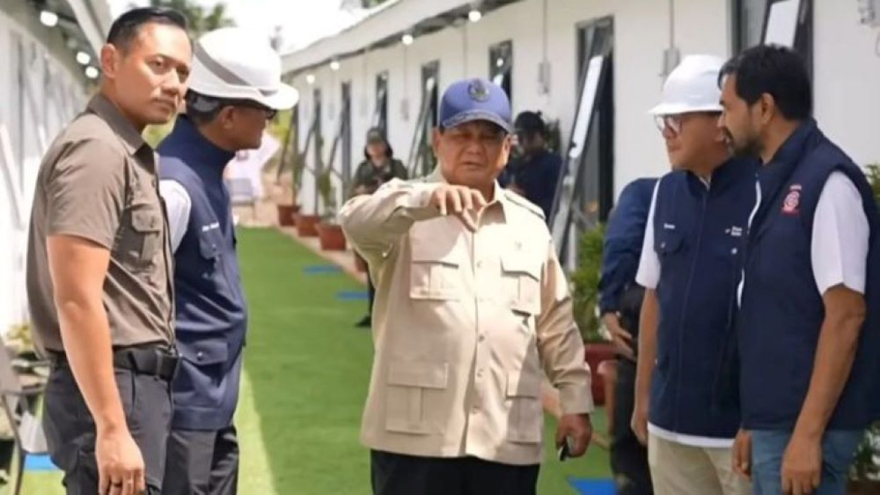 Tangkapan layar Presiden Prabowo Subianto (tengah) meninjau struktur dan fasilitas hunian yang dibangun BPI Danantara bernama Rumah Hunian Danantara, di Kebun Tj Seumantoh, Karang Baru, Aceh Tamiang, Aceh, Kamis, 1 Januari 2026. ANTARA/HO-YouTube Sekretariat Presiden (Antara)