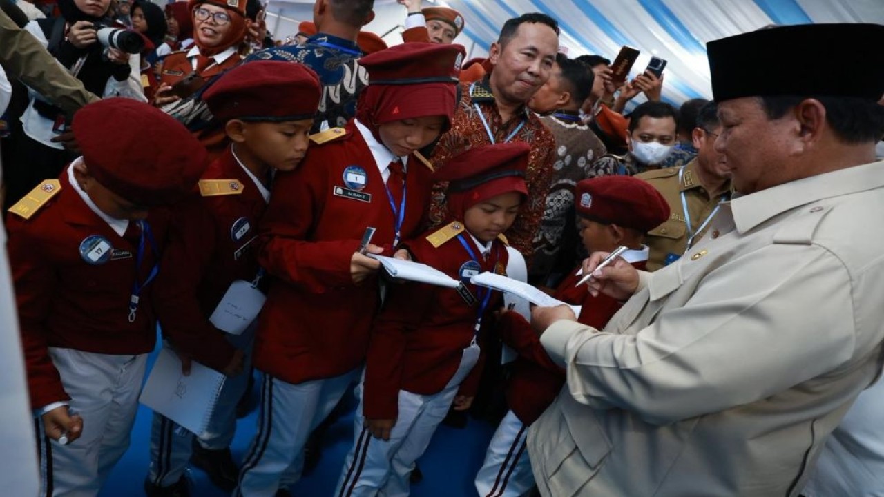 Presiden Prabowo Subianto mengungkapkan rasa kagum dan haru atas capaian para siswa Sekolah Rakyat. (Foto: Dok/Istimewa)