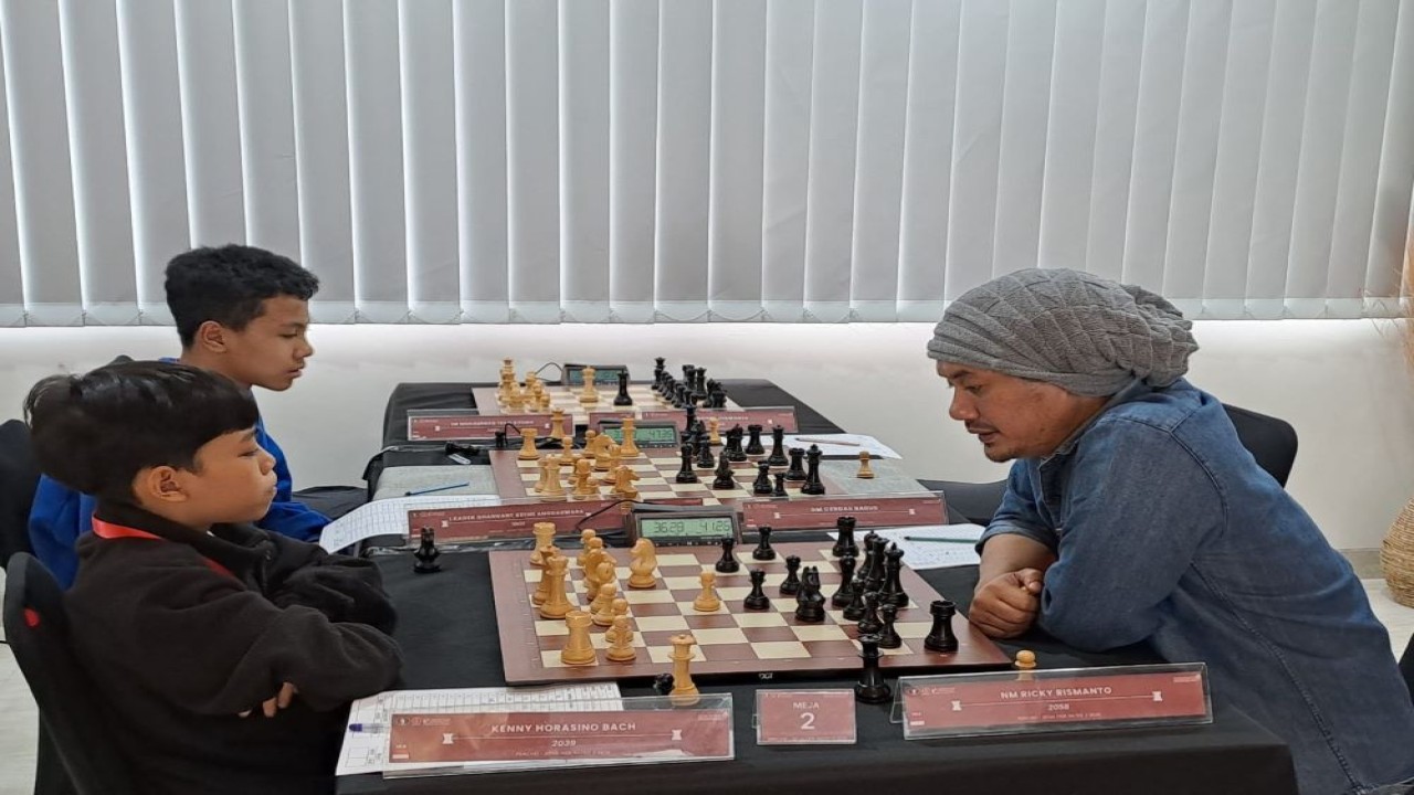 MN Ricky Rismanto (kanan) saat bertanding melawan pecatur belia Kenny Horasino Bach/Foto: Kristianus Liem