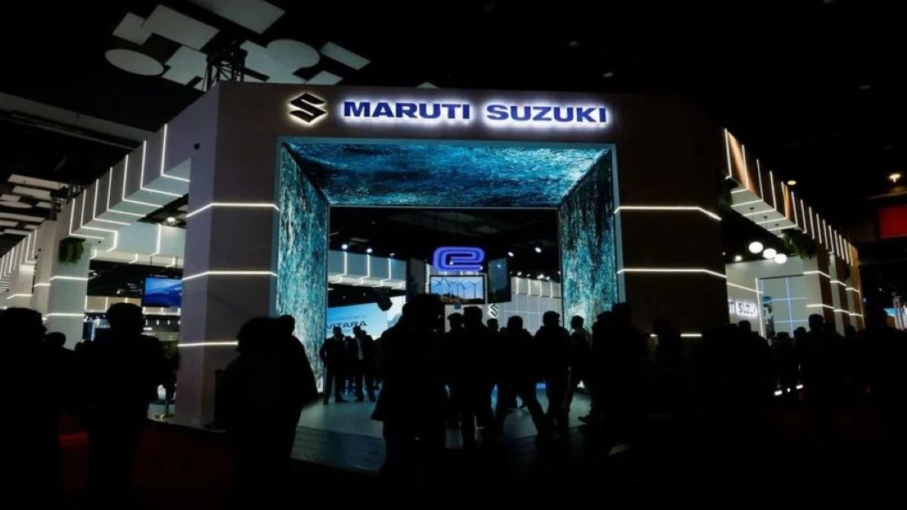 Pengunjung mendatangi stan Maruti Suzuki di pameran otomotif lima hari di New Delhi, India, 18 Januari 2025. (Foto: Dok/Priyanshu Singh/Reuters)