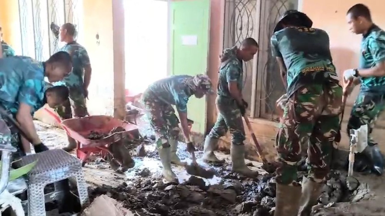 Personil TNI bersama warga bahu-membahu mengeruk setiap jengkal kotoran. (Foto: Istimewa)