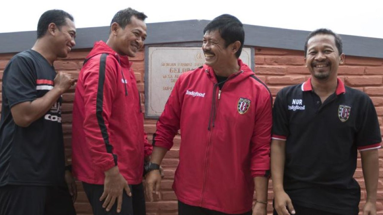 Eks Pelatih Kiper Timnas U19 Jarot Supriadi (kedua kiri) bersama Indra Sjafri dan pelatih lainnya/Ist