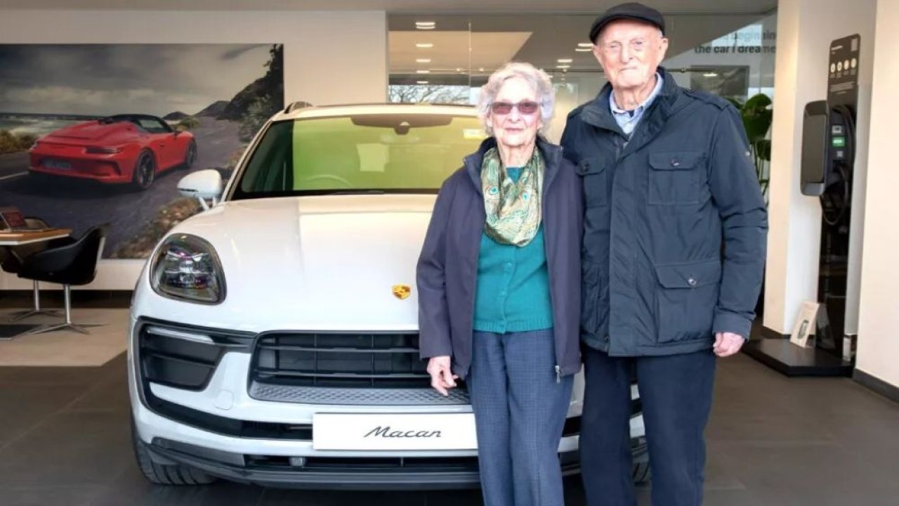 Derek Evans merayakan ulang tahun pernikahan ke-70 bersama sang istri, Audrey, dengan membeli Porsche Macan bermesin pembakaran internal (ICE). (Foto: Istimewa via Carscoops)