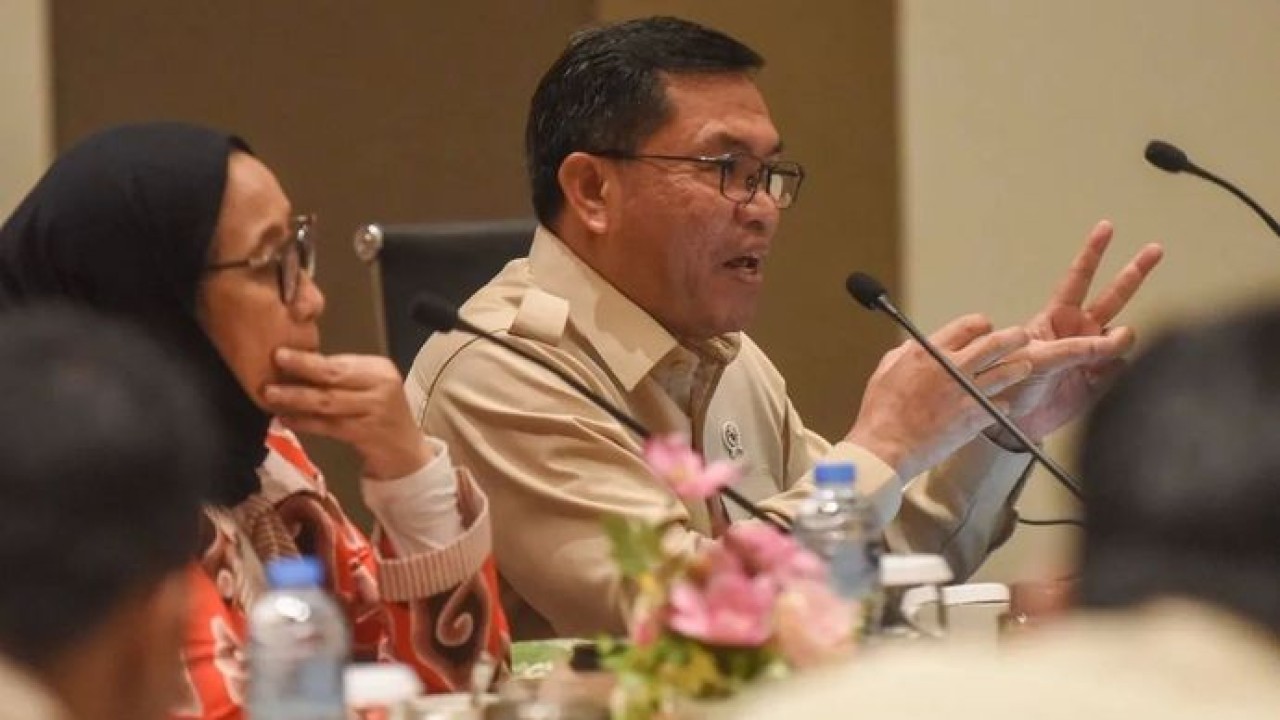 Arsip foto - Wakil Kepala Badan Gizi Nasional Sony Sanjaya (kanan) memberikan keterangan saat meninjau proses verifikasi calon mitra program Makan Bergizi Gratis (MBG) di kawasan Kota Wisata Cibubur, Kabupaten Bogor, Jawa Barat, Kamis, 25 September 2 (ANTARA)