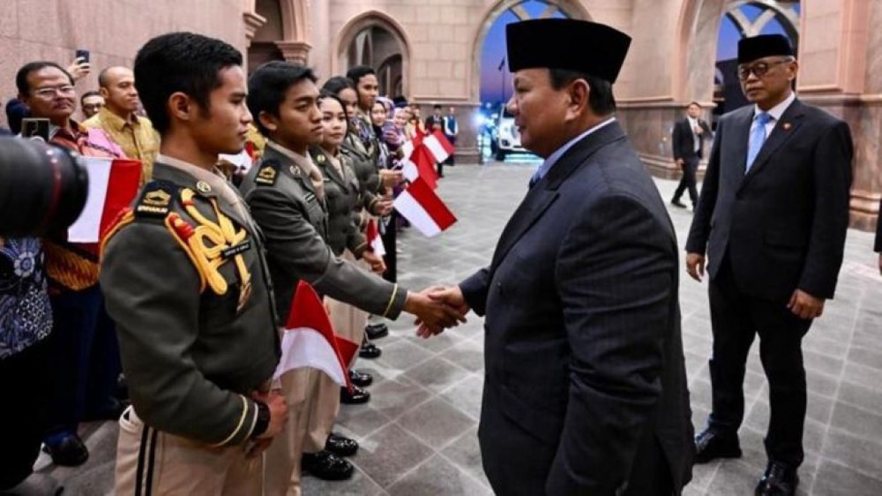 Diaspora Indonesia menyambut kedatangan Presiden Prabowo Subianto di Abu Dhabi. (Foto: Sekretariat Presiden)