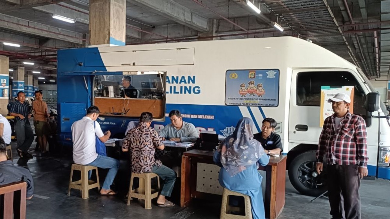 Ditlantas Polda Metro Jaya membuka layanan SIM keliling bagi masyarakat di lima lokasi wilayah DKI Jakarta. (Foto: Adiantoro/NTV)