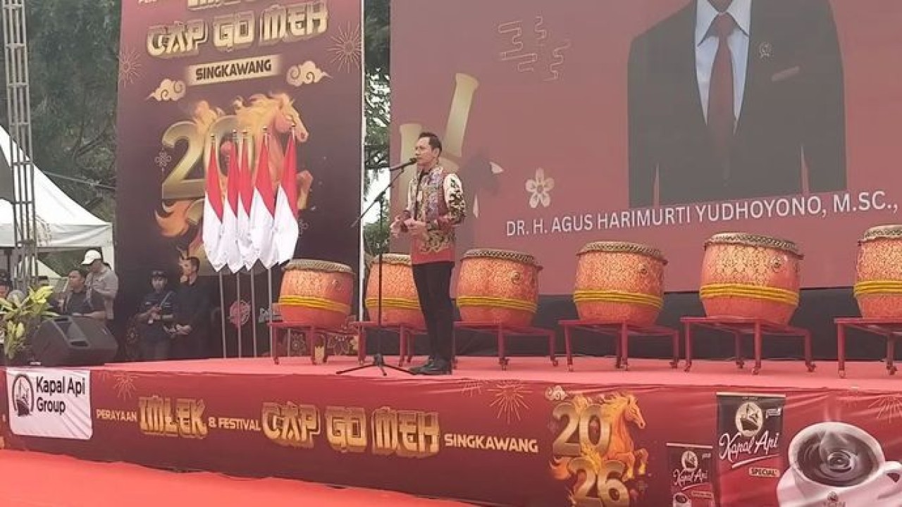Menteri Koordinator Bidang Infrastruktur dan Pembangunan Kewilayahan Agus Harimurti Yudhoyono (AHY) saat memberikan sambutan pada puncak Festival Cap Go Meh di Singkawang, Kalbar, Selasa 3 Maret 2026. (ANTARA/Narwati) (Antara)