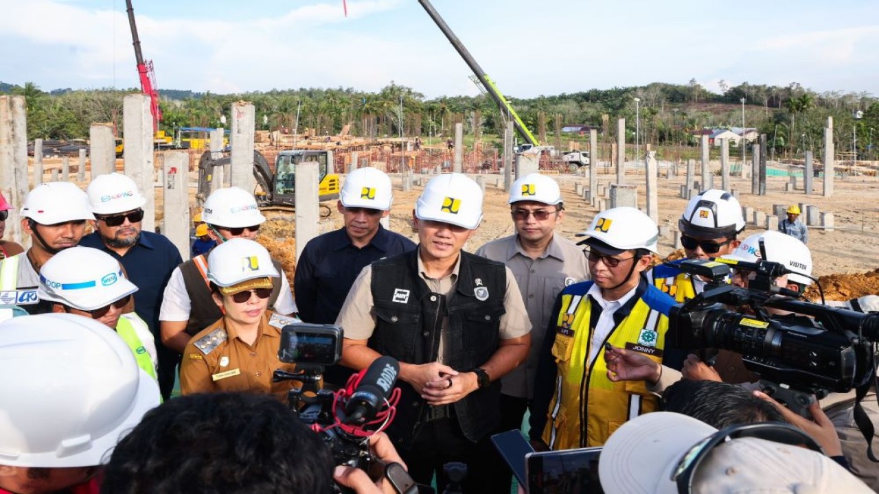 Menteri Koordinator Bidang Infrastruktur dan Pembangunan Kewilayahan Agus Harimurti Yudhoyono (AHY) mengecek langsung progres pembangunan Sekolah Rakyat di Kota Singkawang, Kalimantan Barat, Senin (2/3/2026).