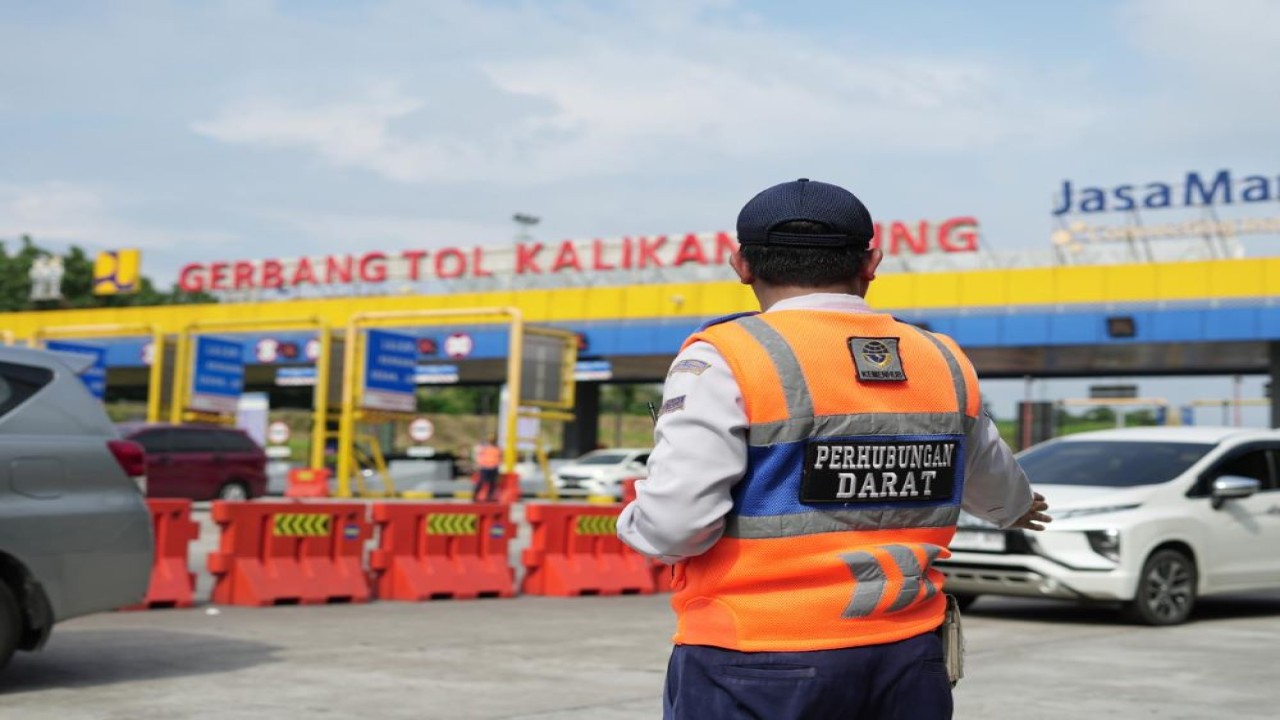 Petugas tengah mengatur lalu lintas jalan tol Satu Arah (one way), Contra Flow, dan Ganjil-Genap dalam menghadapi arus mudik Lebaran 2026.