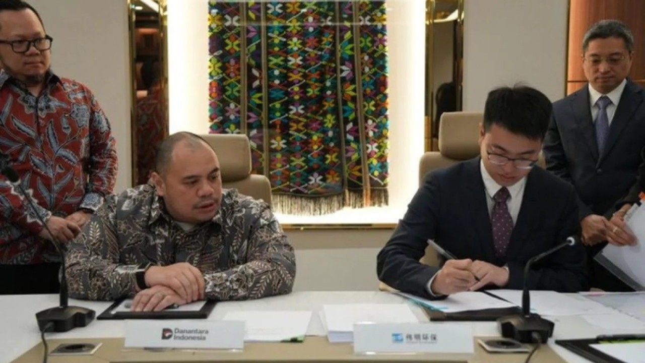 Chief Investment Officer (CIO) Danantara Indonesia Pandu Sjahrir (kiri) dan perwakilan Zhejiang Weiming Environment Protection Co., Ltd. (kanan) di Jakarta, Sabtu (14/3/2026), melakukan penandatanganan kerja sama pengelolaan fasilitas Pengolahan Sampah menjadi Energi Listrik (PSEL) Bogor Raya, Jawa Barat. (ANTARA/HO-Danantara) (Antara)