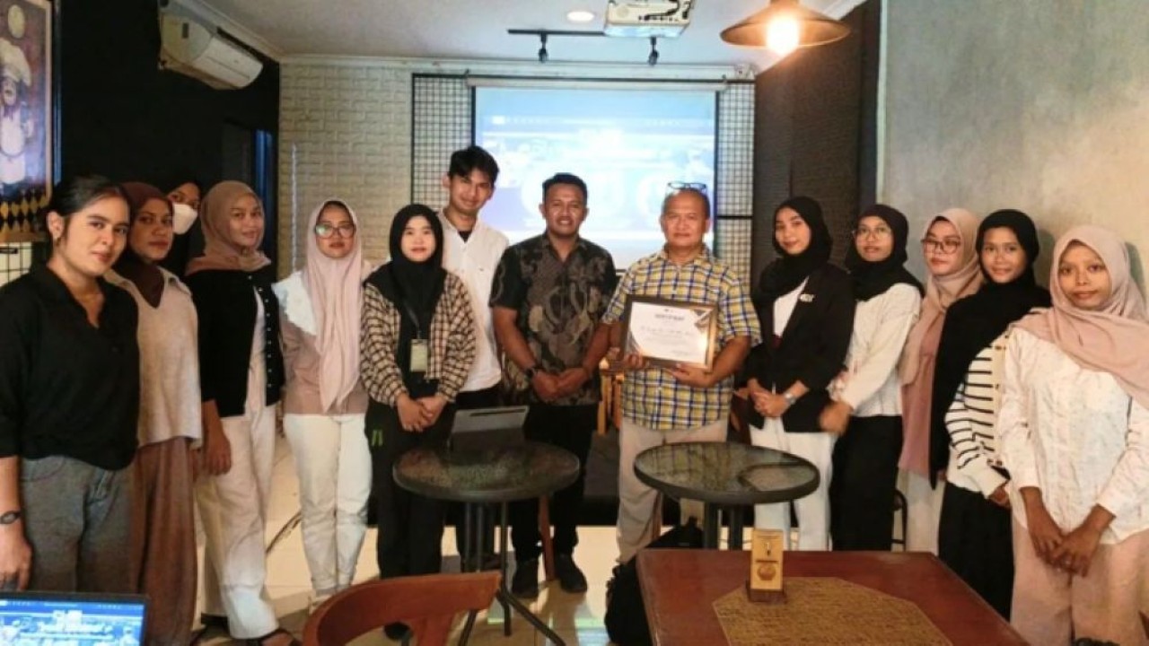 Peneliti Ahli Utama Badan Riset dan Inovasi Nasional (BRIN) Syafuan Rozi (keenam kanan) bersama Koordinator Front Pemuda Indonesia Raya (FPIR) Fauzan Ohorella (ketujuh kanan) dalam acara Speakup Kamtimbmas di Jakarta, Jumat (13/3/2026). (Foto: ANTARA/HO-FPIR)