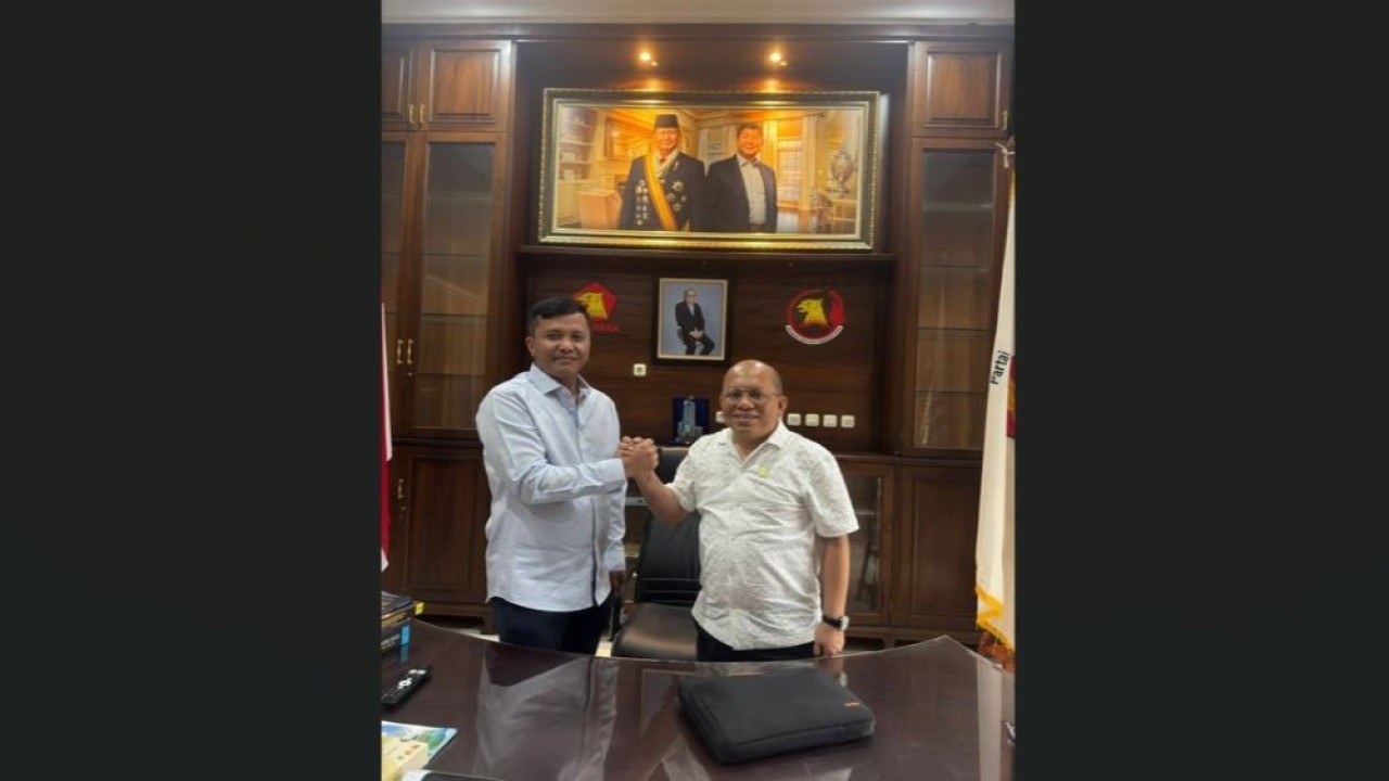 Mandat kepemimpinan nasional diberikan langsung Ketua Umum PP GEKIRA, Nikson Silalahi, kepada Laurencus Pakpahan sebagai Komandan Nasional dalam seremoni di Sekretariat PP GEKIRA, Jakarta Pusat, Senin (2/3/2026). (Foto: Istimewa)