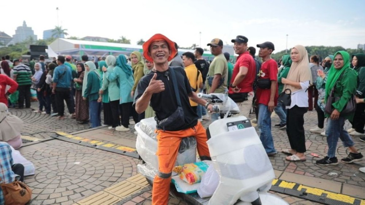 Gunawan mengaku sangat bersyukur atas hadiah doorprize motor listrik di pasar murah pemerintah di Monas. (Foto: Dok/Istimewa/Bakom RI)
