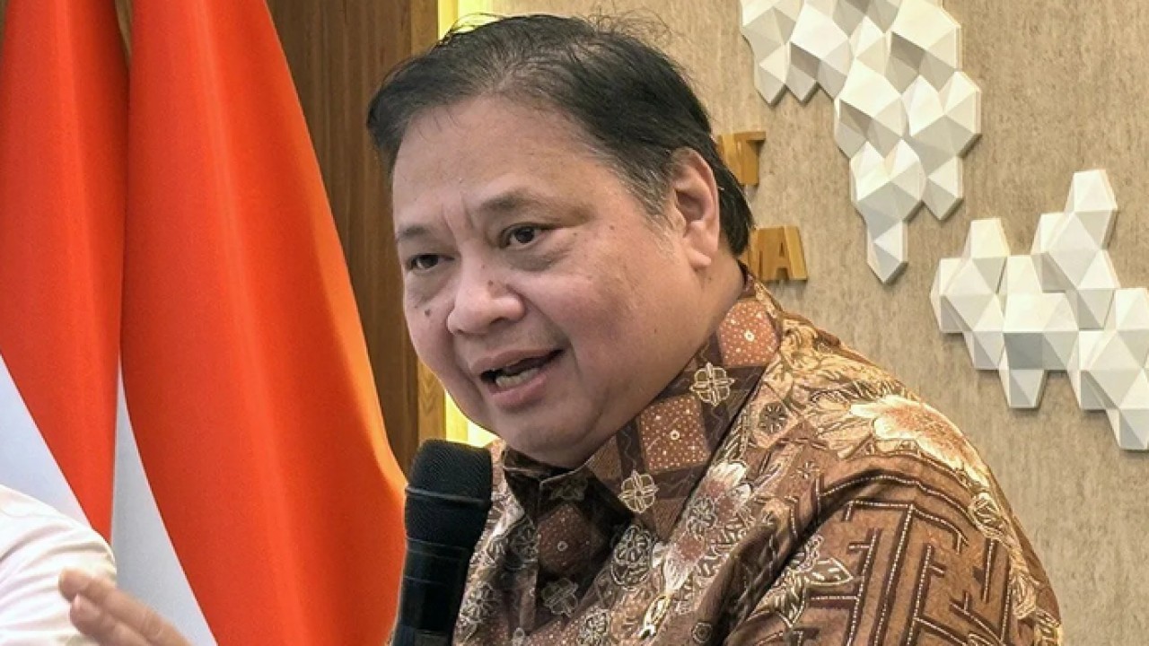 Menteri Koordinator Bidang Perekonomian Airlangga Hartarto menjawab pertanyaan wartawan dalam taklimat media di Kementerian Koordinator Bidang Perekonomian, Jakarta, Senin (16/3/2026). ANTARA/Imamatul Silfia/aa. (Antara)