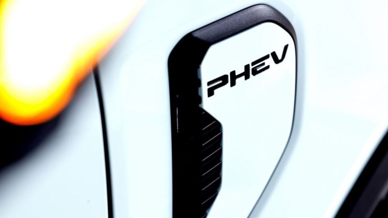 Mobil plug-in hybrid (PHEV) yang selama ini dianggap sebagai "jembatan" antara mesin bensin dan mobil listrik murni justru menuai kritik tajam. (Foto: Istimewa)