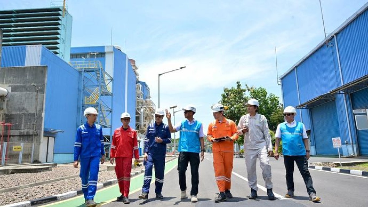 Direktur Utama PLN, Darmawan Prasodjo (tengah) didampingi Direktur Utama PLN Indonesia Power, Bernadus Sudarmanta (kanan) dan para petugas saat meninjau langsung kesiapan Pembangkit Listrik Tenaga Gas dan Uap (PLTGU) Cilegon sebagai pembangkit strate (Istimewa)