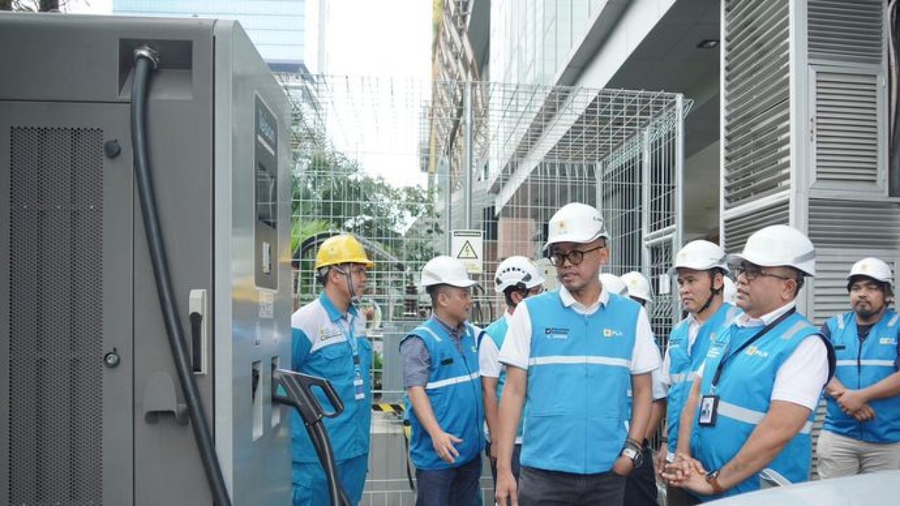 Direktur Teknologi, Engineering, dan Keberlanjutan PLN, E. Haryadi (ketiga dari kiri), didampingi oleh General Manager PLN Unit Induk Distribusi (UID) Sumatera Utara, Mundhakir (ketiga dari kanan), dan Senior Manager Niaga dan Manajemen Pelanggan PLN UID Sumatera Utara, Donny Adriansyah (kedua dari kanan), saat meninjau SPKLU di Hotel Cambridge, Medan, Sumatera Utara yang menjadi salah satu titik pengisian daya kendaraan listrik bagi masyarakat. (dok PLN)