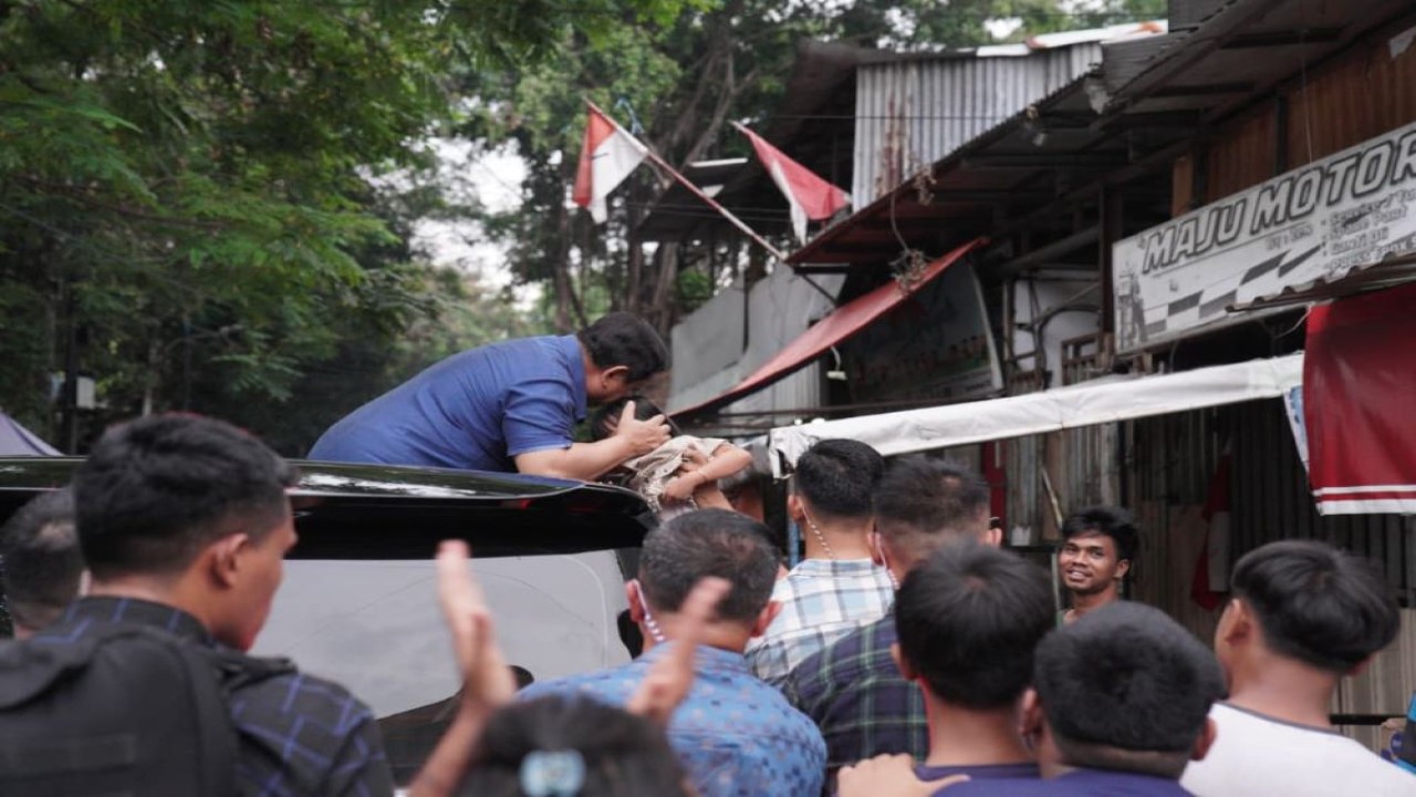 Kedatangan Presiden Republik Indonesia Prabowo Subianto ke permukiman bantaran rel kereta api di Senen, Jakarta Pusat, Kamis (26/3) sore, turut menghadirkan momen kebahagiaan bagi warga sekitar. (Bakom)