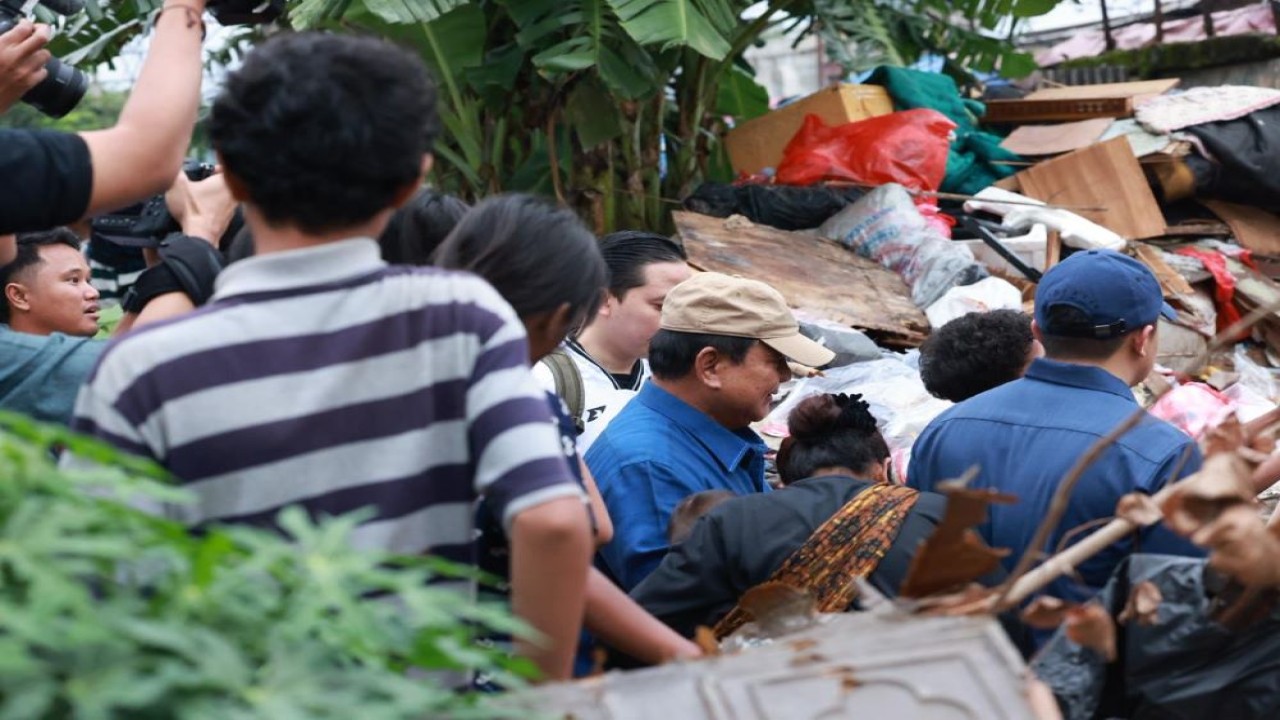 Kedatangan Presiden RI Prabowo Subianto meninjau dan menyapa warga yang tinggal di hunian bantaran rel kereta kawasan Senen, Jakarta Pusat, seolah menjungkirbalikkan konsep blusukan.