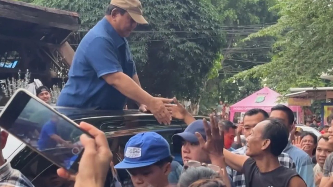 Presiden Prabowo Subianto meninjau langsung permukiman warga di bantaran rel kereta api kawasan Senen, Jakarta, pada Kamis (26/3/2026) sore. (ANTARA/HO-BPMI Sekretariat Presiden) (Antara)