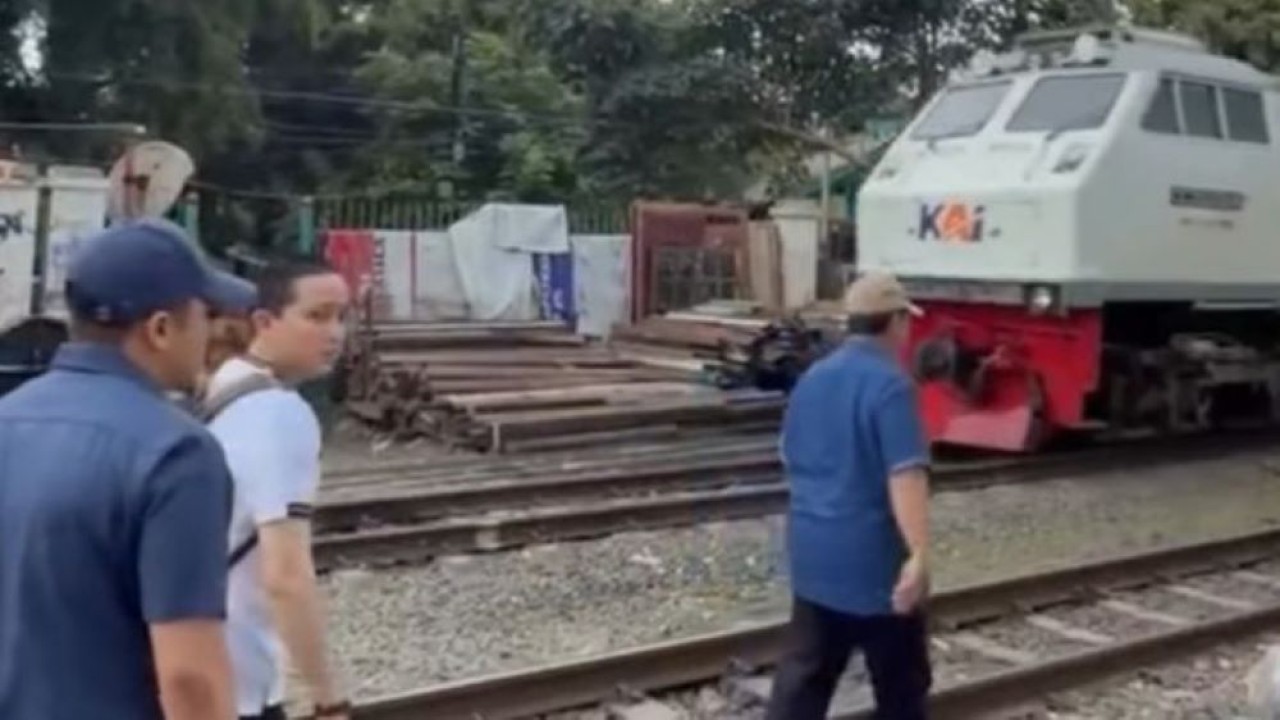 Prabowo Subianto meninjau langsung kawasan permukiman warga di bantaran rel dekat Stasiun Pasar Senen (Istimewa)