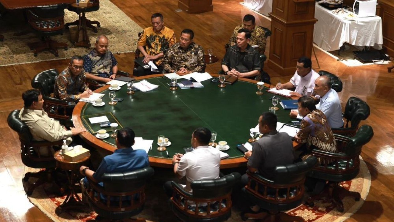 Presiden Prabowo Subianto menggelar sejumlah rapat terbatas bersama para menteri Kabinet Merah Putih di kediaman pribadinya di Hambalang, Bogor, Jawa Barat, Minggu (8/3/2026). (Foto: Dok/Istimewa/Bakom RI)