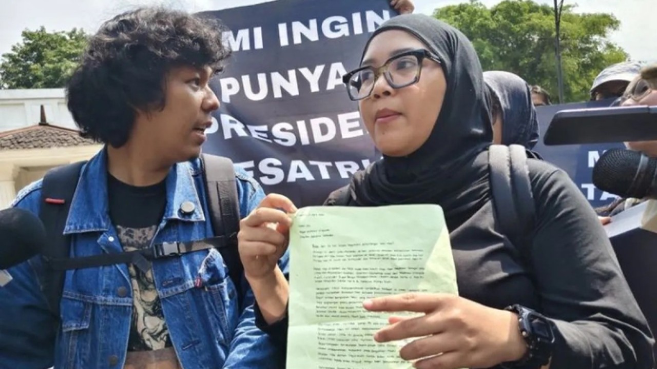 Koordinator KontraS Dimas Bagus Arya (kiri) dan anggota Tim Advokasi untuk Demokrasi (TAUD) Fatia Maulidyanti saat akan menyerahkan surat dari Wakil Koordinator KontraS Andrie Yunus Andrie Yunus kepada Presiden Prabowo Subianto melalui Kementerian Se (Antara)
