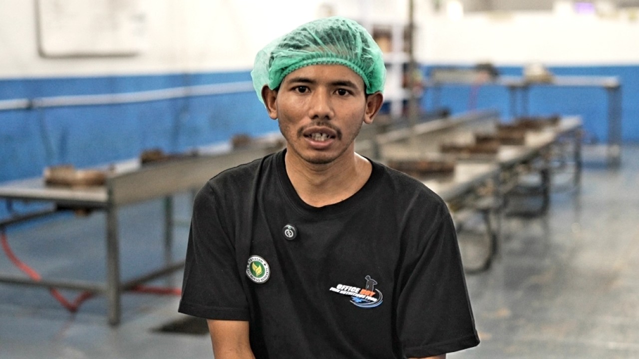 Budi Setiawan (27) sudah lebih dulu datang ke Satuan Pelayanan Pemenuhan Gizi (SPPG) atau dapur Makan Bergizi Gratis (MBG) di Desa Pojok, Kecamatan Mojogedang, Kabupaten Karanganyar, Jawa Tengah.