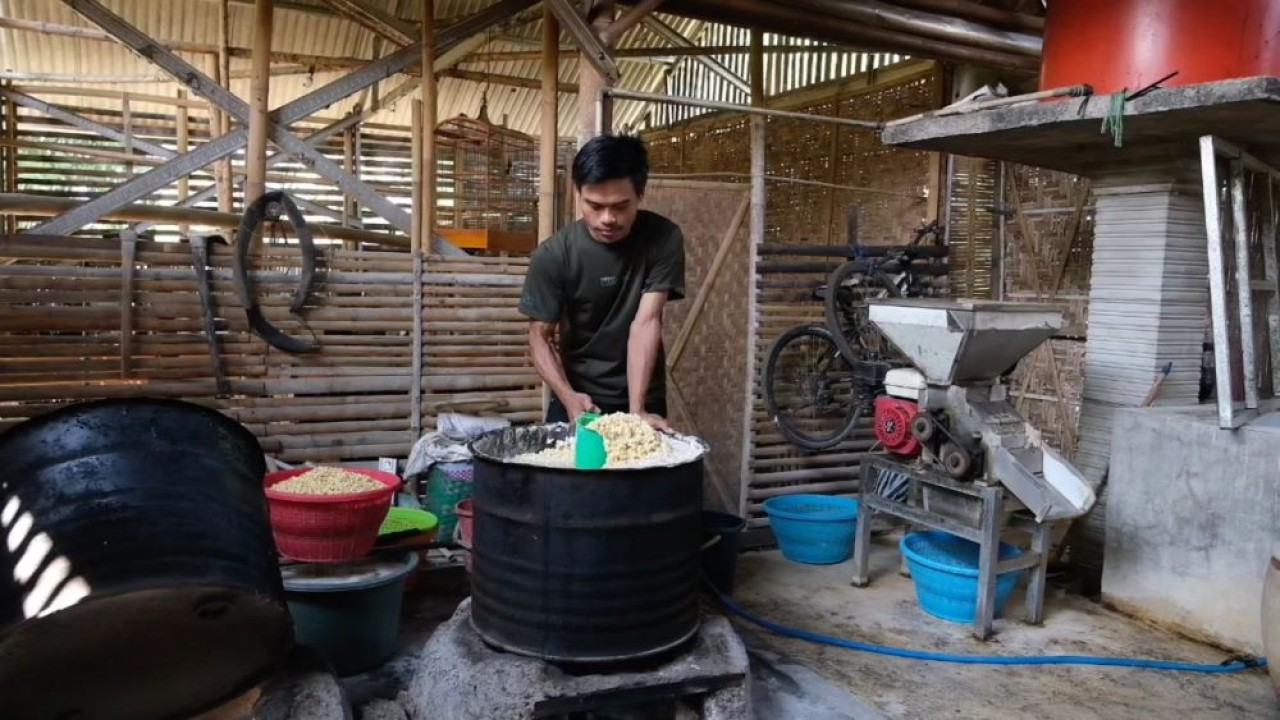 Sholikin perajin tempe asal Desa Semen, Kabupaten Ngawi, Jawa Timur. (Bakom RI)