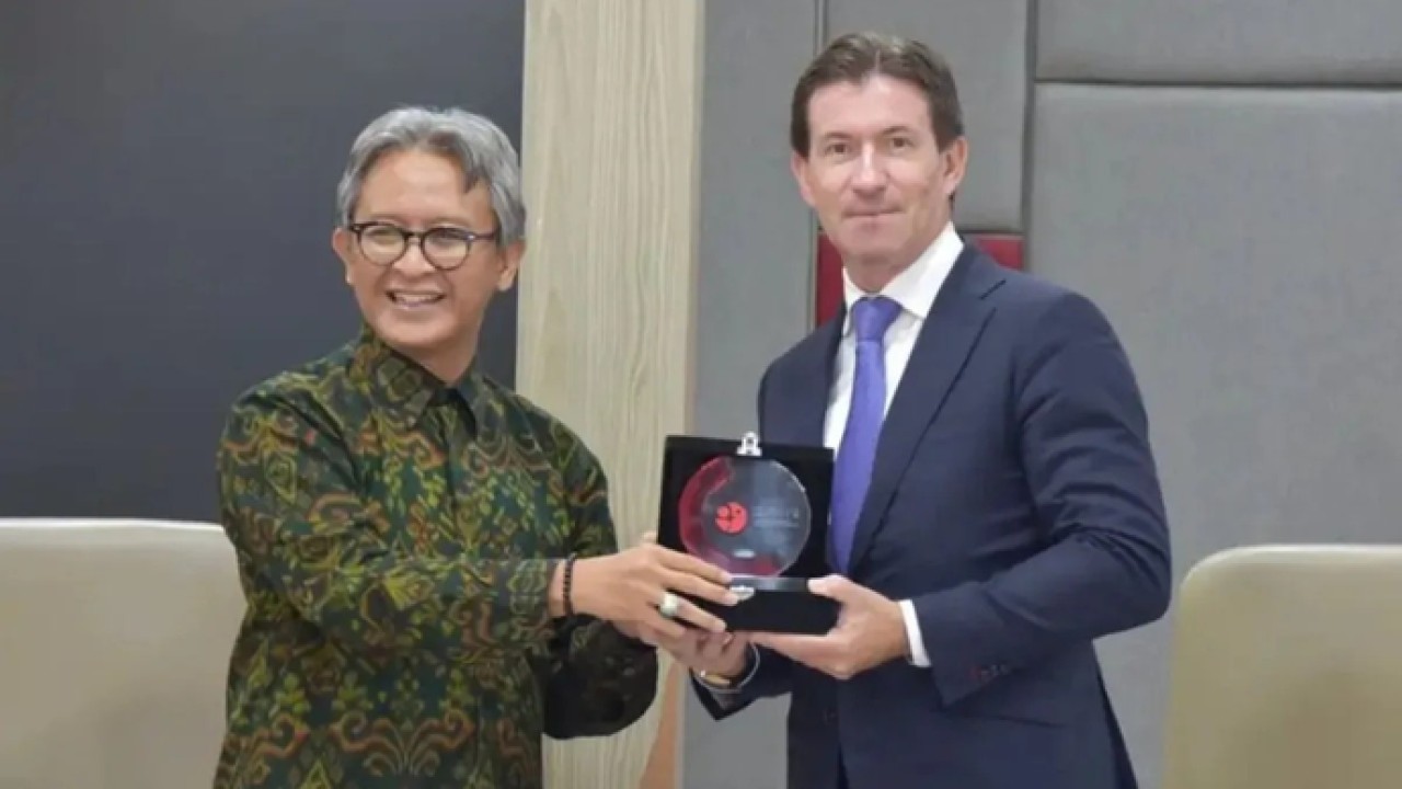 Kepala Organisasi Riset Ilmu Pengetahuan Sosial dan Humaniora BRIN, Muhammad Najib Azca (kiri) dan Direktur Institute of China and Contemporary Asia, Russian Academy of Sciences Kirill Babaev (kanan) dalam pertemuan di Gedung Widya Graha BRIN, Jakarta, Selasa (31/3/2026). ANTARA/HO-BRIN (Antara)