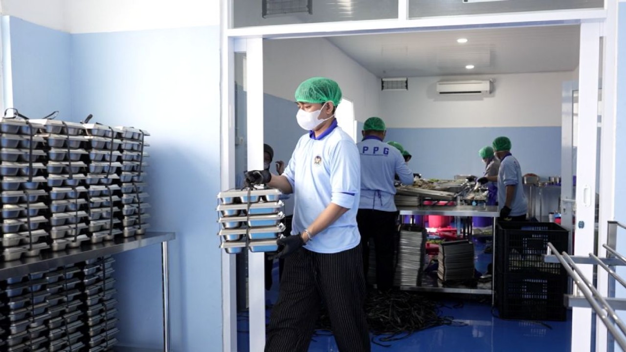 Dapur MBG di Tangerang libatkan belasan napi jadi relawan pencuci ompreng. (Foto: Dok/Istimewa/Bakom RI)