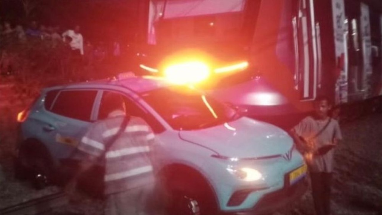 Taksi Green SM menjadi penyebab awal kereta api Argo Bromo menabrak KRL di Bekas Timur pada Senin (27/4/2026) malam. (Foto: Instagram)