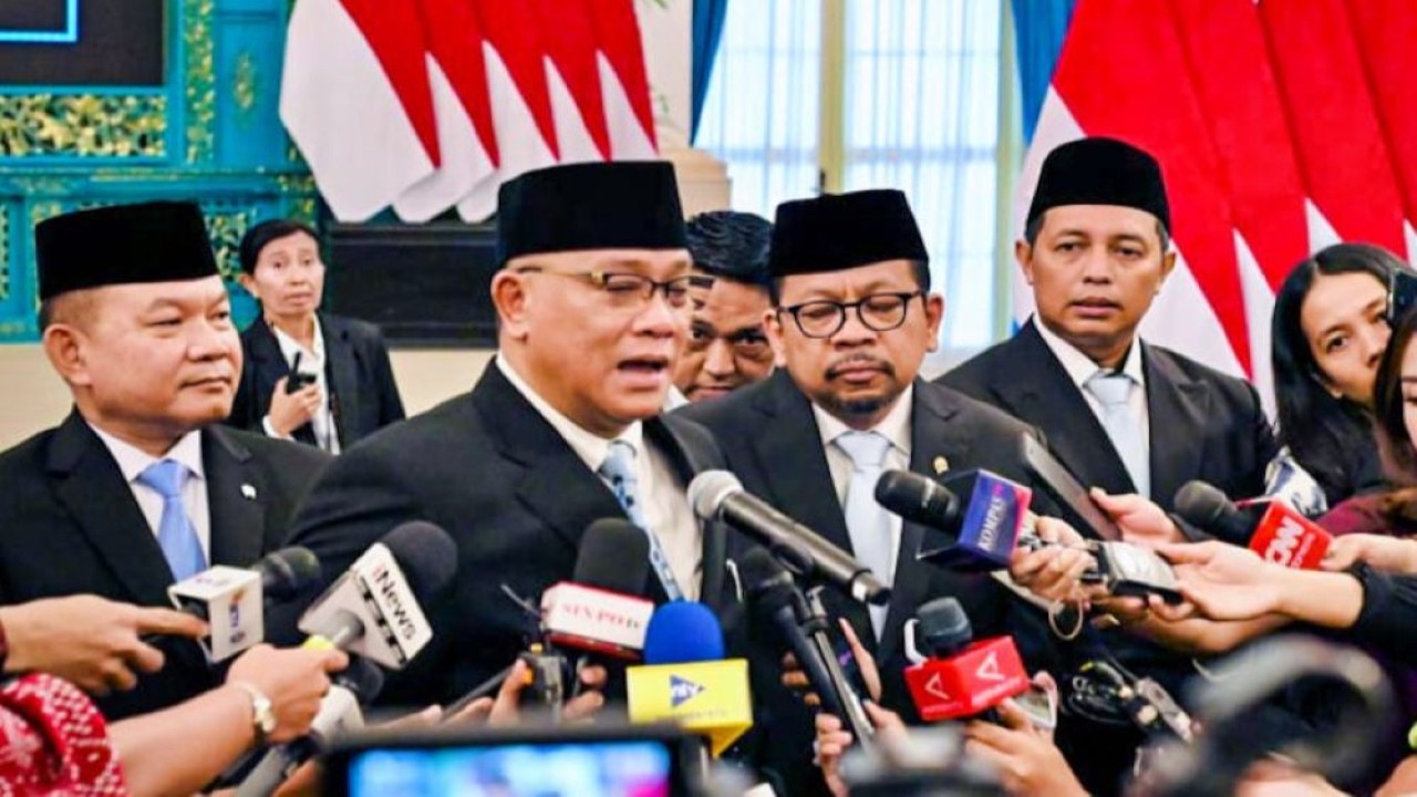 Mohammad Jumhur Hidayat menyampaikan keterangan pers usai pelantikan sebagai Menteri Lingkungan Hidup di Istana Negara, Jakarta, pada Senin, 27 April 2026. (Foto: BPMI Setpres)
