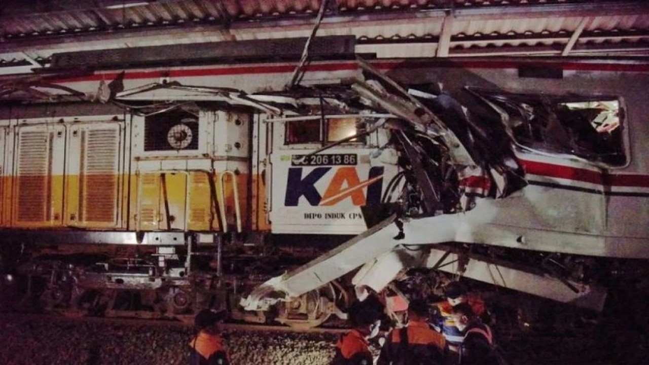 Petugas memeriksa kondisi gerbong KRL Commuterline yang bertabrakan dengan KA Argo Bromo Anggrek relasi Gambir-Surabaya Pasar Turi di Stasiun Bekasi Timur, Bekasi, Jawa Barat, Senin (27/4/2026). (Foto: ANTARA FOTO/Paramayuda/zk)