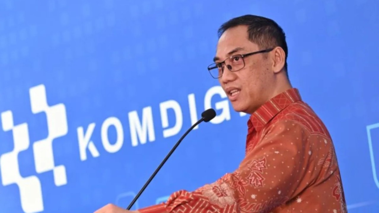 Direktur Jenderal Pengawasan Ruang Digital Kementerian Komunikasi dan Digital (Kemkomdigi) Alexander Sabar menyampaikan keterangan kepada wartawan di Kantor Kemkomdigi, Jakarta, Selasa (7/4/2026). Pada keterangananya Kemkomdigi telah melakukan pemeriksaan kedua terhadap Meta dan Google terkait kepatuhan implementasi Peraturan Pemerintah Nomor 17 Tahun 2025 tentang Tata Kelola Penyelenggaraan Sistem Elektronik dalam Perlindungan Anak (PP Tunas). ANTARA FOTO/Fakhri Hermansyah/nym/pri. (Antara)