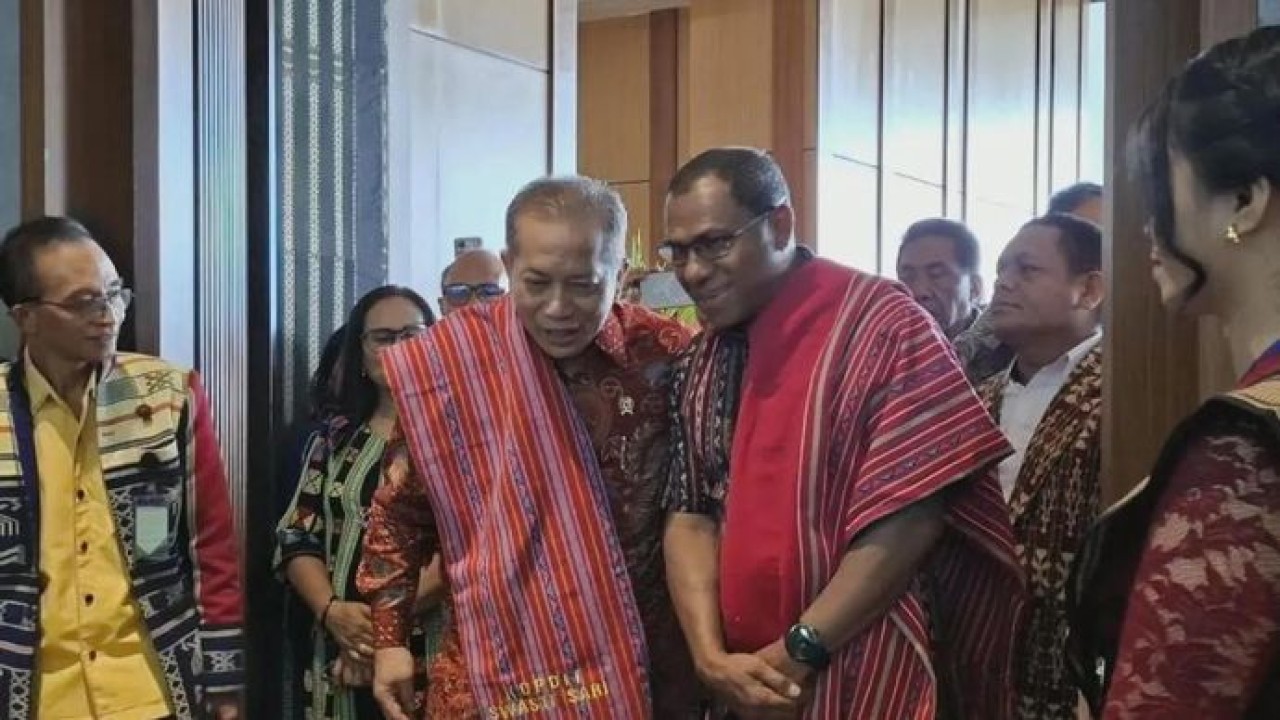 Menteri Koperasi Ferry Juliantono (tengah) berbincang-bincang dengan Wagub NTT Johni Asadoma saat tiba lokasi RAT Kopdit Swasti Sari di Kupang, Minggu 26 April 2026. ANTARA/Kornelis Kaha (Antara)