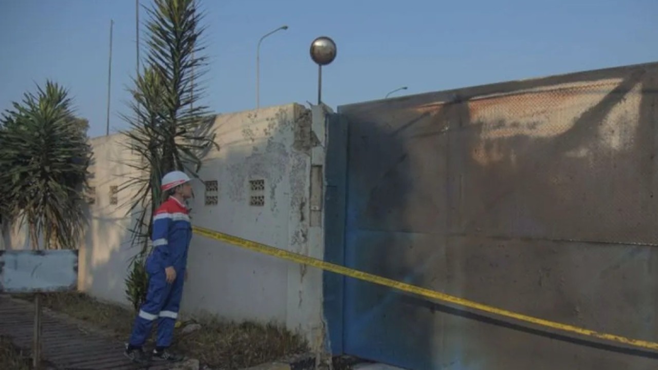 Seorang pegawai melihat kondisi Stasiun Pengisian Bulk Elpiji (SPBE) Cimuning usai terbakar di Mustikajaya, Bekasi, Jawa Barat, Kamis (2/4/2026). Badan Penanggulangan Bencana Daerah (BPBD) Kota Bekasi mencatat sebanyak 12 korban terluka dan menjalani perawatan akibat kebakaran di area SPBE yang terhadi pada Rabu (1/4) malam tersebut. ANTARA FOTO/Paramayuda/sgd (Antara)