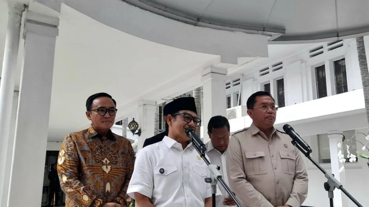 Wakil Kepala BGN Bidang Operasional Pemenuhan Gizi Sony Sonjaya (depan, kanan), Menko PM Muhaimin Iskandar (depan, kiri) menemui media usai acara satu tahun MBG untuk pemberdayaan masyarakat di Jakarta, Kamis (16/4/2026). ANTARA/Lintang Budiyanti Prameswari. (Antara)