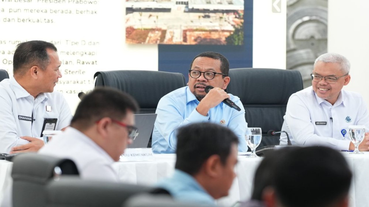 Kepala Badan Komunikasi Pemerintah (Bakom) RI Muhammad Qodari (tengah) dalam konferensi pers. (Foto: Dok/Istimewa/Bakom RI)